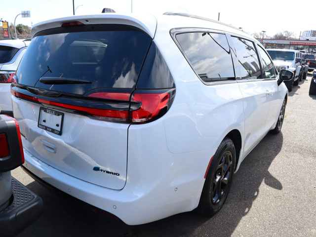2024 Chrysler Pacifica Hybrid PREMIUM S APPEARANCE in Cars & Trucks in Victoria - Image 4