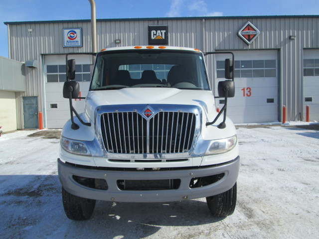 2018 International 4300 Van Body in Heavy Trucks in Calgary - Image 2