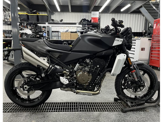 2025 Husqvarna SVARTPILEN 801 dans Motos sport  à Granby