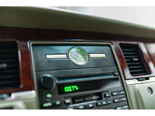 2005 Lincoln Town Car Leather Heated Seats in Cars & Trucks in Grande Prairie - Image 17