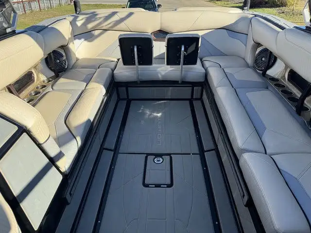 2021 Centurion Ri245 in Powerboats & Motorboats in Kelowna - Image 16