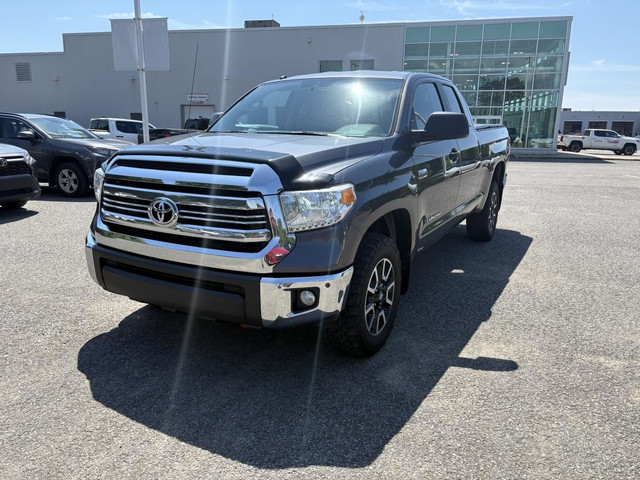 Toyota Tundra TRD OFF ROAD DOUBLE CAB 2017 - TRES PROPRE - in Cars & Trucks in Québec City