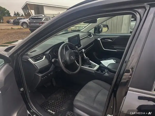 2020 Toyota RAV4 XLE | AWD | Sunroof | Heated Seats | Back Up in Cars & Trucks in Saskatoon - Image 17