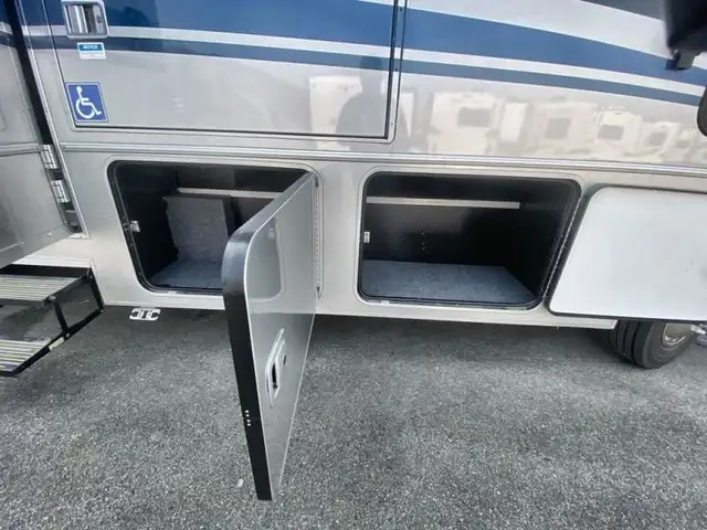 2020 Winnebago Adventurer 30T in RVs & Motorhomes in Abbotsford - Image 44