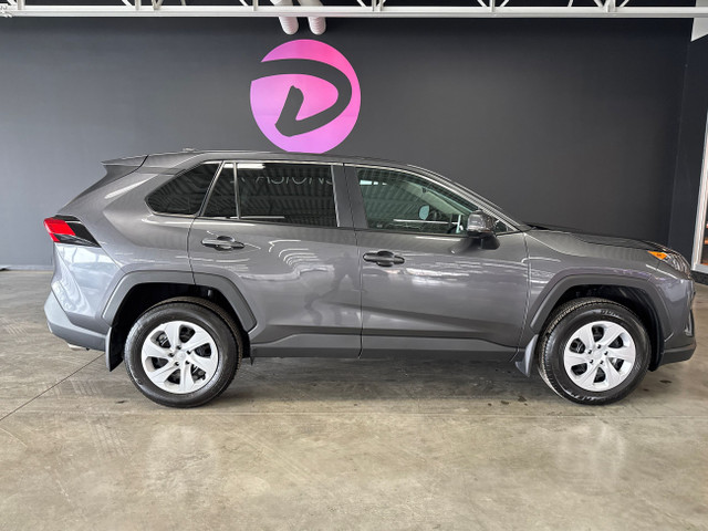 2024 Toyota RAV4 LE AWD GRIS SIÈGES CHAUFFANTS CAMÉRA DE RECUL in Cars & Trucks in Saint-Jean-sur-Richelieu
