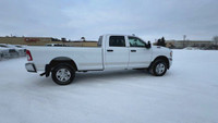 This Ram 2500 is equipped with: Cloth Front 40/20/40 Bench Seat, Radio: Uconnect 5 w/8.4 Display, 4G... (image 9)
