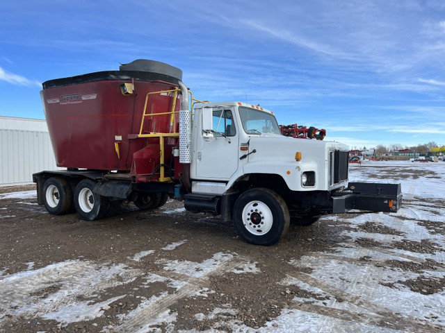 2002 International T/A Day Cab Feed Truck 2654 in Heavy Trucks in Edmonton - Image 2