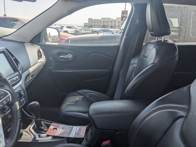 2016 Jeep Cherokee Trailhawk Cherokee Trailhawk 4x4 leather in Cars & Trucks in Lethbridge - Image 2