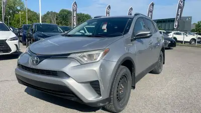 Le Toyota RAV4 LE 2016 est un VUS compact polyvalent, pratique et fiable. Avec un design moderne, un...