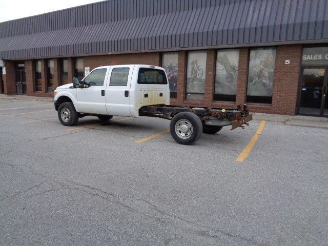 2015 Ford Super Duty F-350 SRW 4WD Crew Cab 176" WB 60" CA XL in Cars & Trucks in City of Toronto - Image 2