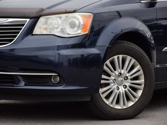 2012 Chrysler Town & Country Limited 4dr Wgn Limited AS: IS in Cars & Trucks in Oakville / Halton Region - Image 2
