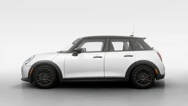 2025 MINI 5 Door Cooper S | Premier | Style Classique | Volant in Cars & Trucks in City of Montréal - Image 5