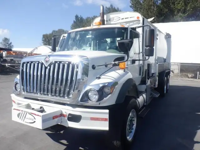 2008 international 7400 Garbage Truck Air Brakes Diesel in Heavy Trucks in Richmond - Image 3