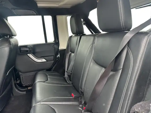 2017 Jeep Wrangler Unlimited Sahara in Cars & Trucks in Oshawa / Durham Region - Image 11