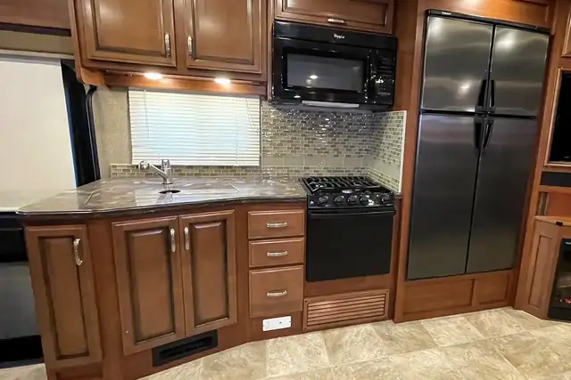 2014 Fleetwood Bounder 35K – Gas-Powered Class A Motorhome. in RVs & Motorhomes in Red Deer - Image 26