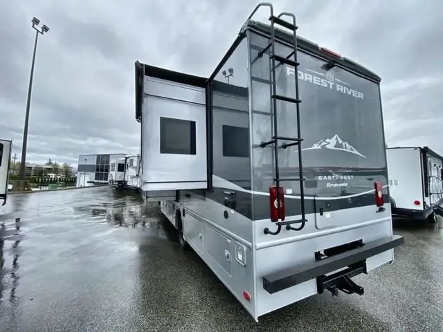 2025 EAST TO WEST Bravado 33DS in RVs & Motorhomes in Abbotsford - Image 14