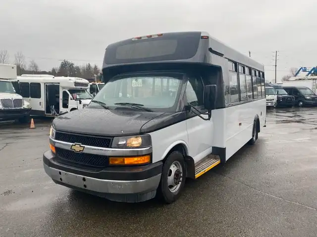 2018 chevrolet Express G4500 21 Passenger Bus With Wheelchair Ac in Heavy Trucks in Richmond - Image 2