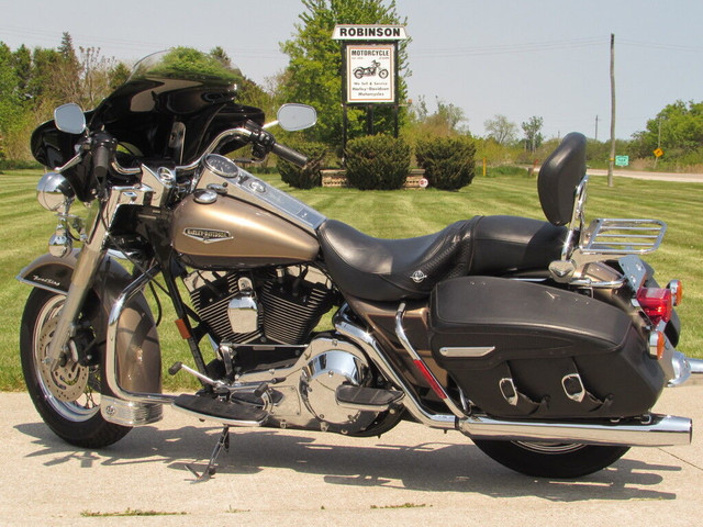 2004 Harley-Davidson FLHRCI Road King Classic Low 28,000 KM Deta in Sport Touring in Leamington - Image 3