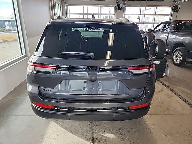 2024 Jeep Grand Cherokee ALTITUDE in Cars & Trucks in Lethbridge - Image 4