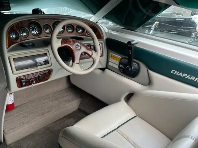 1997 Chaparral 230 Sport Bowrider in Powerboats & Motorboats in Trenton - Image 7