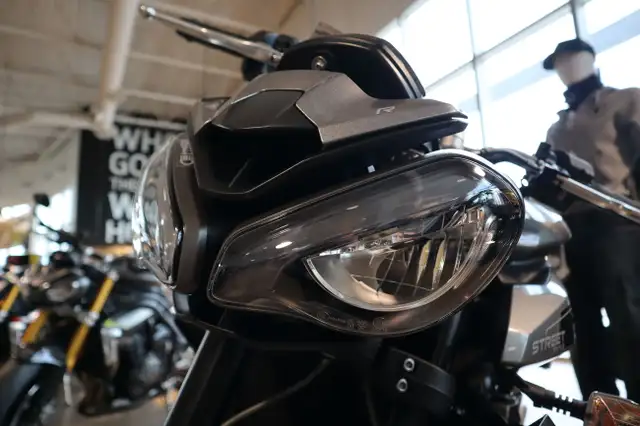 2024 Triumph Street Triple R 765 Matte Silver Ice  in Sport Bikes in Edmonton - Image 6