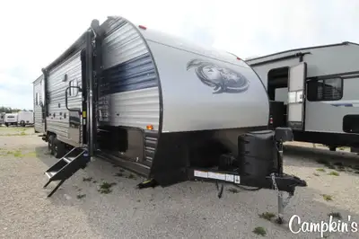 Load up your toys and take off on your next adventurous road trip in the Grey wolf 27RR toy hauler b...
