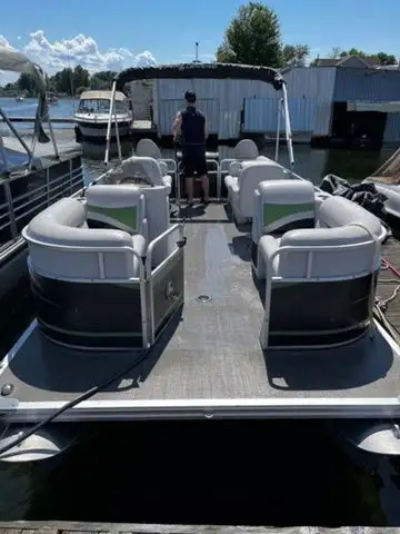 Consignment sale New battery 2024 very low hours 50yearly maintenance done 2017 Legend Boats Splash...