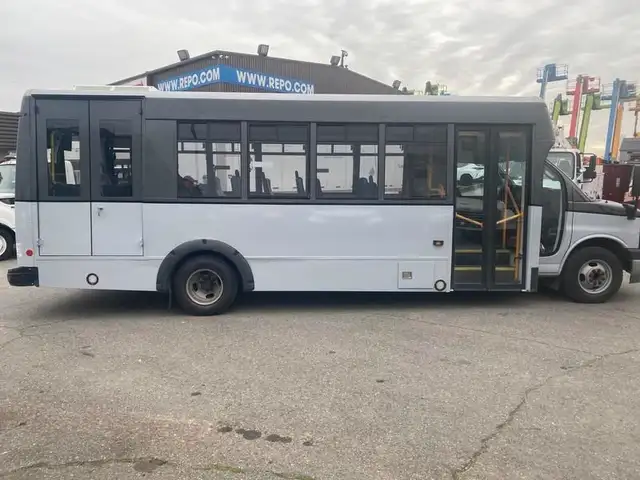 2017 chevrolet Express G4500 21 Passenger Bus With Wheelchair Ac in Heavy Trucks in Richmond - Image 6