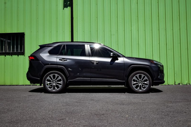 2022 Toyota RAV4 XLE • SUNROOF • HEATED SEATS • POWER LIFTGATE in Cars & Trucks in Cornwall - Image 2