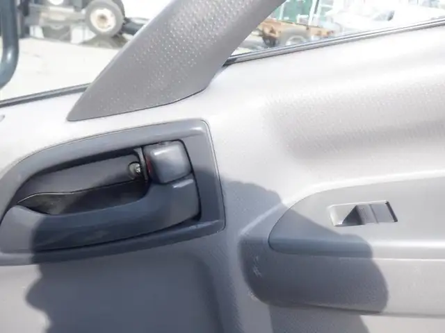 2015 isuzu NPR 12 Foot Flat Deck 3 Seater Diesel in Heavy Trucks in Richmond - Image 35