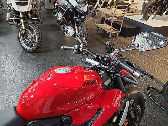 2024 Ducati Streetfighter V2 Red in Street, Cruisers & Choppers in Calgary - Image 3