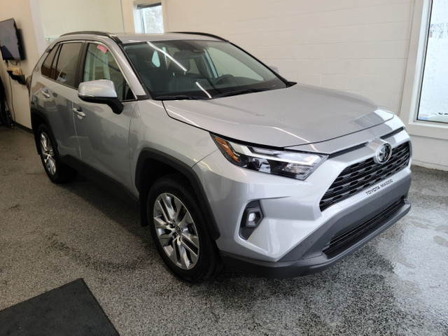 2022 Toyota RAV4 XLE PREMIUM AWD, GARANTIE JUSQU EN 2026, dans Autos et camions  à Sherbrooke