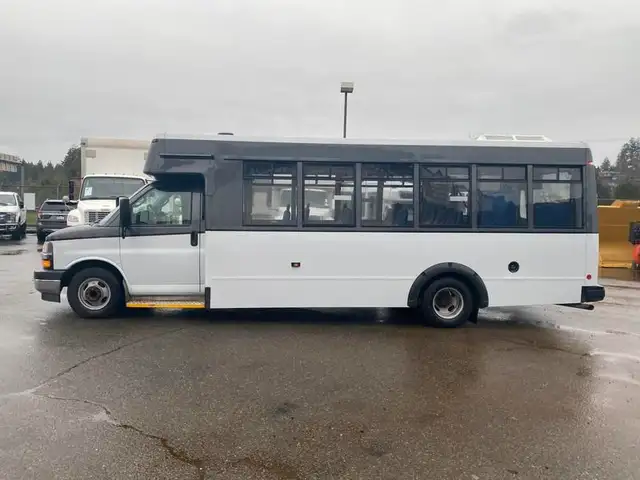 2018 chevrolet Express G4500 21 Passenger Bus With Wheelchair Ac in Heavy Trucks in Richmond - Image 8
