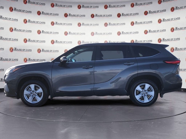  2023 Toyota Highlander Hybrid LE / Heated seats / Back up cam in Cars & Trucks in Calgary - Image 2