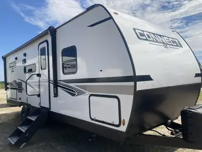 Connect SE is the ultimate travel trailer offering spacious floorplans, yet is still lightweight eno...