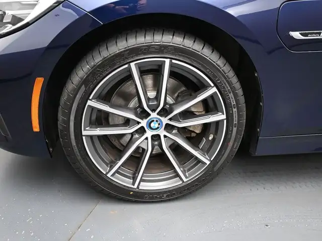 2022 BMW 3 Series 330e x-DRIVE PREMIUM ESSENTIAL PACKAGE, MOONRO dans Autos et camions dans Ville d’Halifax - Image 6