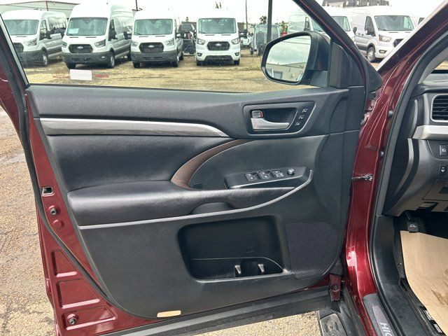 2017 Toyota Highlander Limited in Cars & Trucks in Edmonton - Image 4