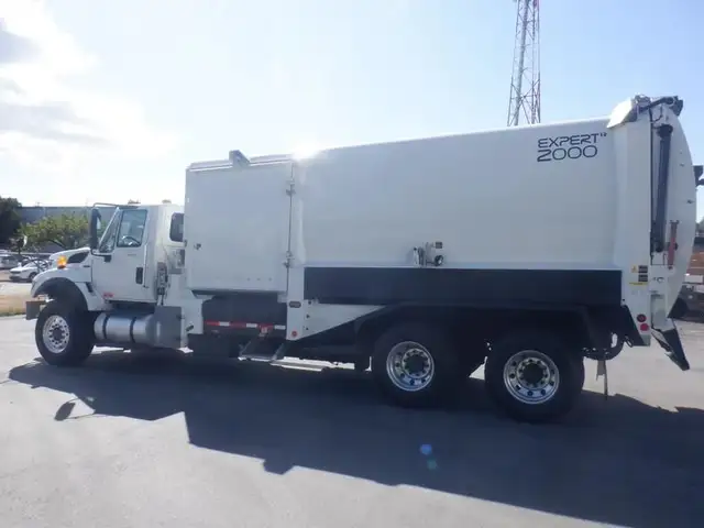 2008 international 7400 Garbage Truck Air Brakes Diesel in Heavy Trucks in Richmond - Image 10