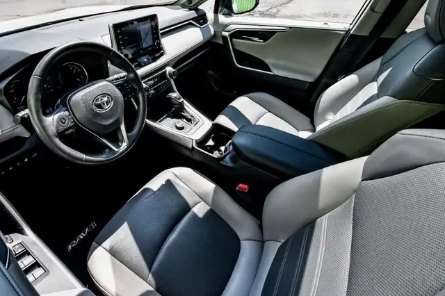 2019 Toyota RAV4 Hybrid Limited • SUNROOF • COOLED LEATHER • CP/ in Cars & Trucks in Cornwall - Image 14