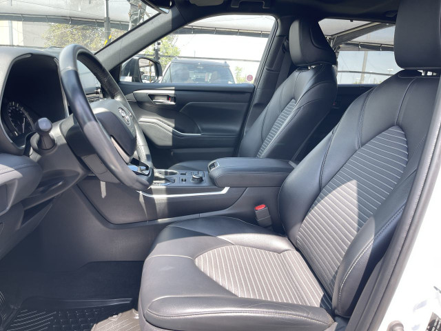 2022 Toyota Highlander in Cars & Trucks in Calgary - Image 3