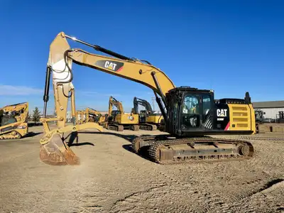 Major Realignment Unit! This Cat excavator comes with a quick connect bucket, hydraulic thumb, aux h...