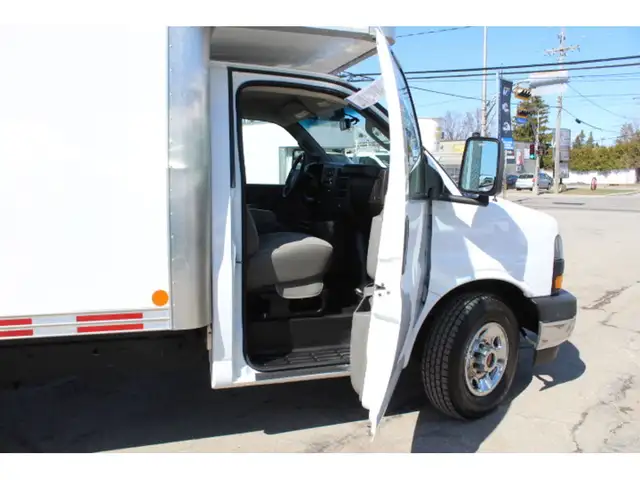 2019 GMC Savana CUBE 14 PIEDS + DECK ROUE SIMPLE 6.0 LITRES GARA in Cars & Trucks in Laval / North Shore - Image 10