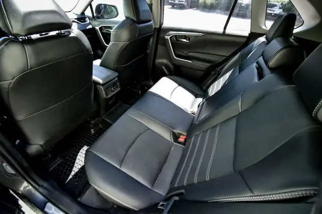 2022 Toyota RAV4 XLE • SUNROOF • HEATED SEATS • POWER LIFTGATE dans Autos et camions dans Cornwall - Image 30