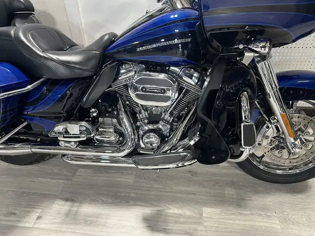 2015 Harley-Davidson Touring ROAD GLIDE CVO in Street, Cruisers & Choppers in London - Image 4