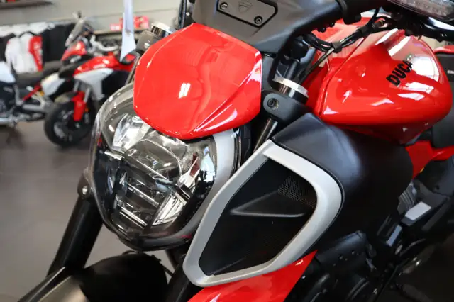 2025 Ducati Diavel V4 Ducati Red in Street, Cruisers & Choppers in Edmonton - Image 10