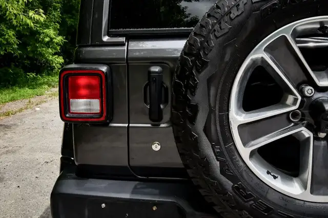 2018 Jeep Wrangler Unlimited Sahara • HEATED SEATS/STEERING • NA in Cars & Trucks in Cornwall - Image 28