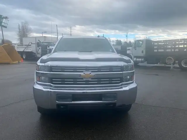 2015 chevrolet Silverado 3500HD 8 Foot Flat Deck 4WD in Heavy Trucks in Richmond - Image 9