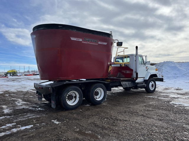 2002 International T/A Day Cab Feed Truck 2654 in Heavy Trucks in Edmonton - Image 3