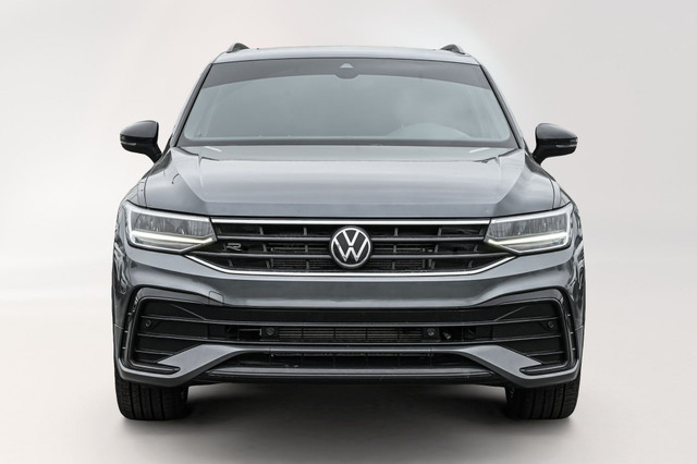 2023 Volkswagen Tiguan Comfortline R-Line Black Edition Clean Ca in Cars & Trucks in Longueuil / South Shore - Image 2