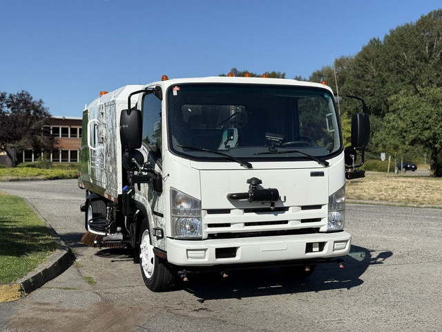 2014 Isuzu NRR Diesel Sweeper Sprayer Dump Truck in Heavy Trucks in Delta/Surrey/Langley - Image 2